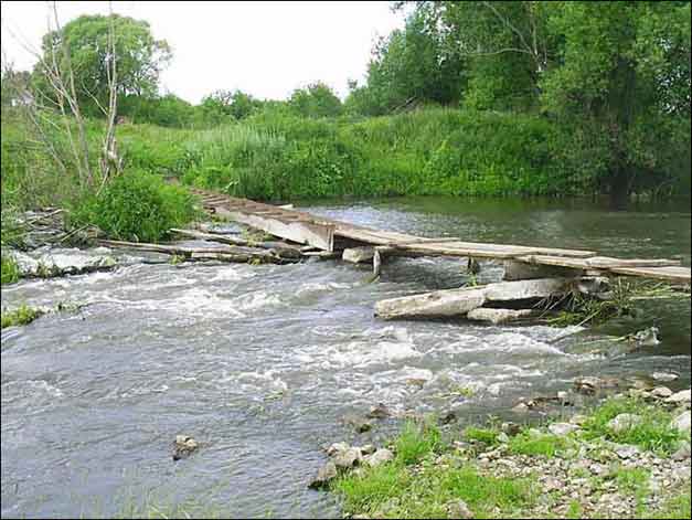 Пешеходный мосток на перекате в верховьях реки Дон